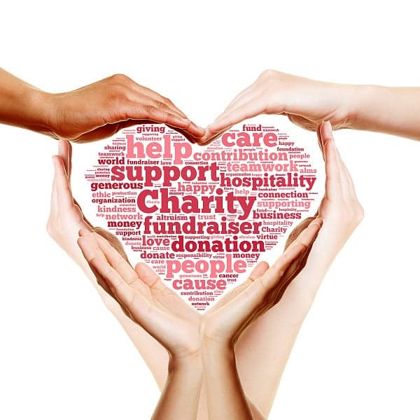 Herz aus Händen symbolisiert Milouwings Charity Engagement